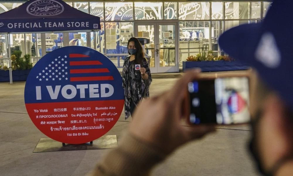 Εκλογές ΗΠΑ: Λίγες ώρες πριν το κλείσιμο των καλπών - Τι λένε οι δημοσκοπήσεις
